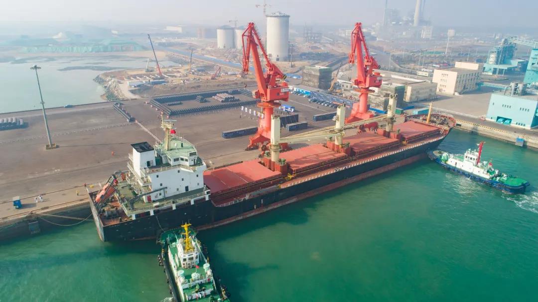 山东港口阿联酋轮胎海外仓“青岛港—阿布扎比”件杂货首船起航 山东港口阿联酋轮胎海外仓“青岛港—阿布扎比”件杂货首船起航