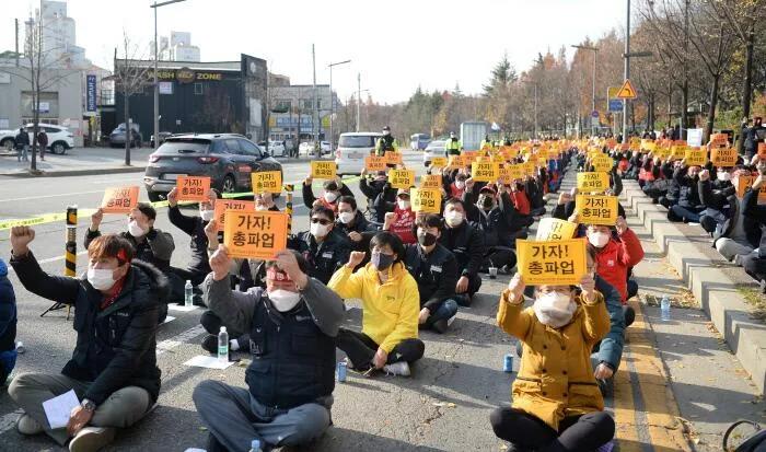 举行罢工活动 举行罢工活动