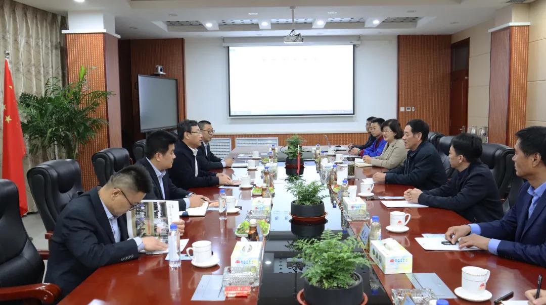 公司党委书记窦宝森、董事长窦勇、总经理郑洪霞等公司领导陪同 公司党委书记窦宝森、董事长窦勇、总经理郑洪霞等公司领导陪同