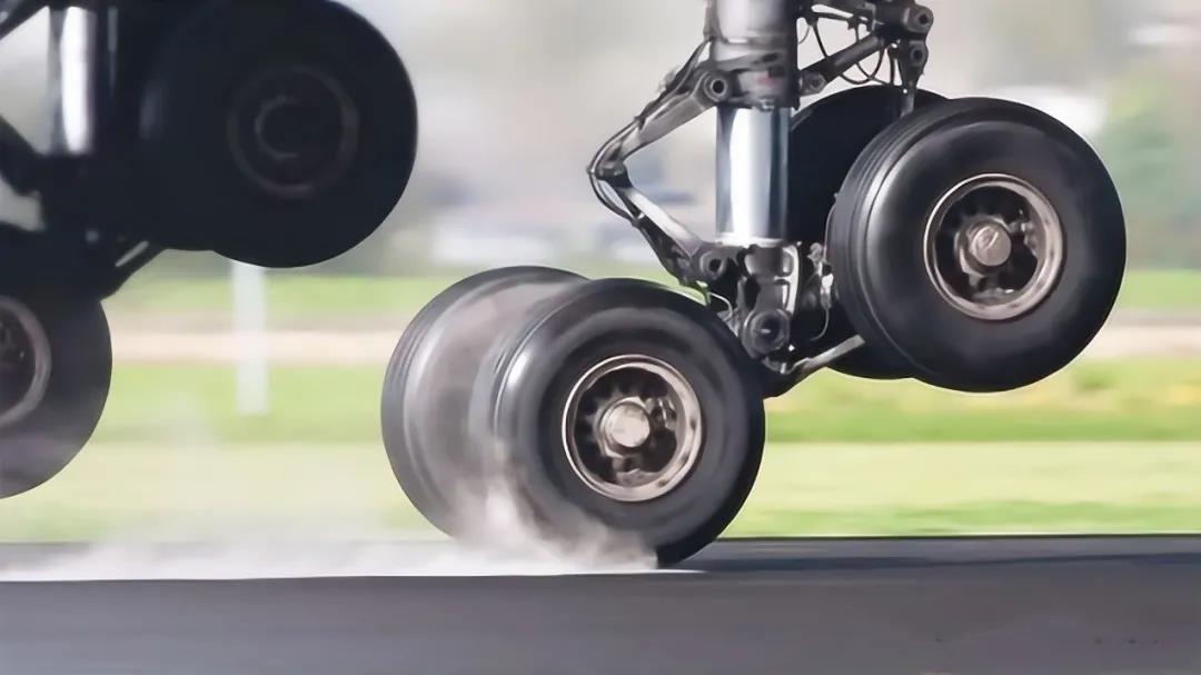 这股作用力要全靠战斗机轮胎顶住 这股作用力要全靠战斗机轮胎顶住